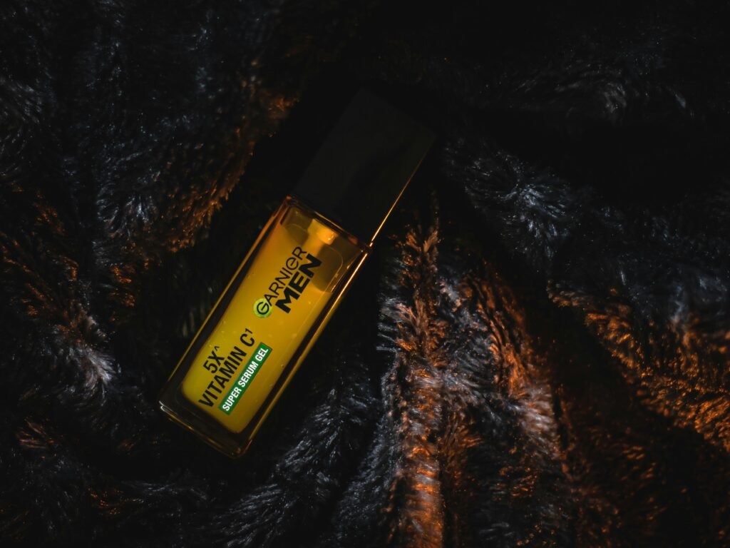 Eine einzelne Flasche steht auf einer hellen, fellartigen Oberfläche, im Vordergrund scharf abgebildet, Hintergrund unscharf