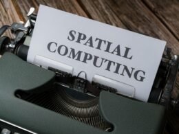 Nahaufnahme einer alten Schreibmaschine mit eingespanntem Papier, fotografiert von Markus Winkler für einen Technikartikel.