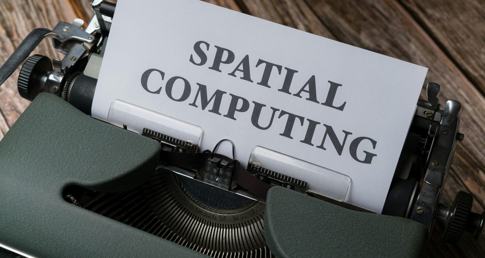 Eine klassische Schreibmaschine aus nächster Nähe aufgenommen, auf deren Walze ein Blatt Papier eingespannt ist