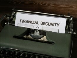 Nahaufnahme einer alten Schreibmaschine mit einem eingesteckten Schild, Symbol für Schreibtradition im digitalen Zeitalter.