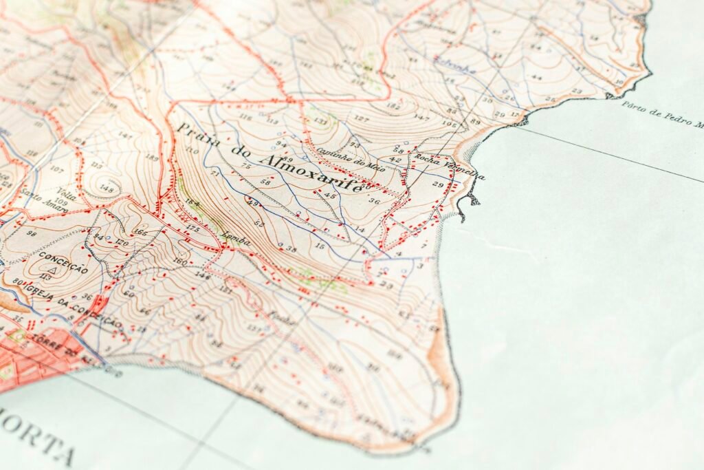 Nahaufnahme einer Stadtkarte mit sichtbaren Straßenzügen und Vierteln, geeignet für Analysen von Stadtentwicklung.