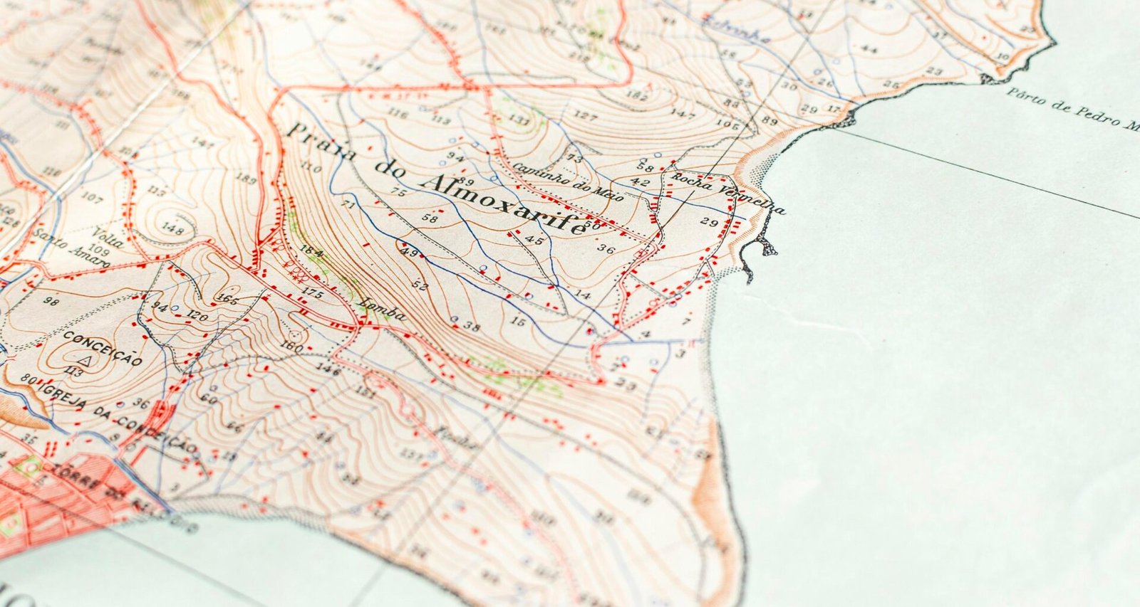Nahaufnahme einer Stadtkarte mit sichtbaren Straßenzügen und Vierteln, geeignet für Analysen von Stadtentwicklung.