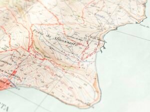 Nahaufnahme einer Stadtkarte mit sichtbaren Straßenzügen und Vierteln, geeignet für Analysen von Stadtentwicklung.