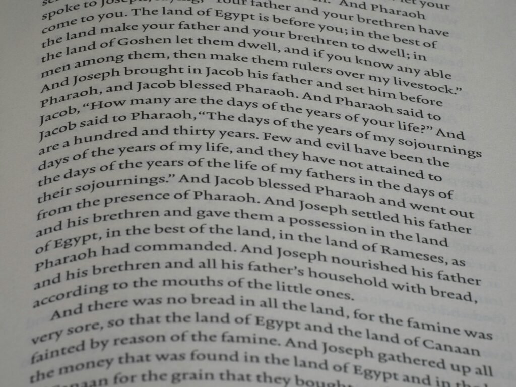 Detailaufnahme einer aufgeschlagenen Buchseite, die eng bedruckten Text und den Buchrand zeigt