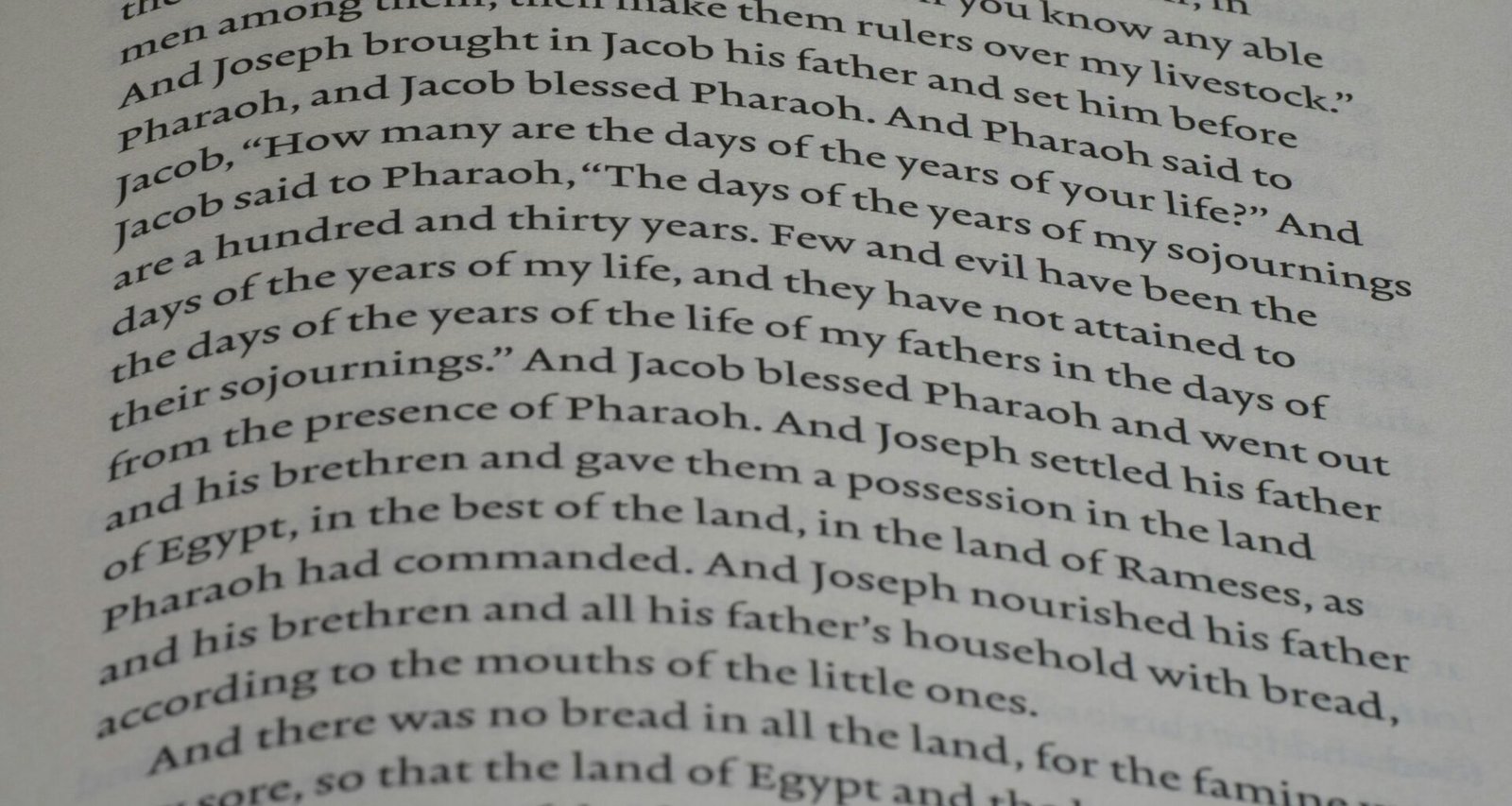 Detailaufnahme einer aufgeschlagenen Buchseite, die eng bedruckten Text und den Buchrand zeigt