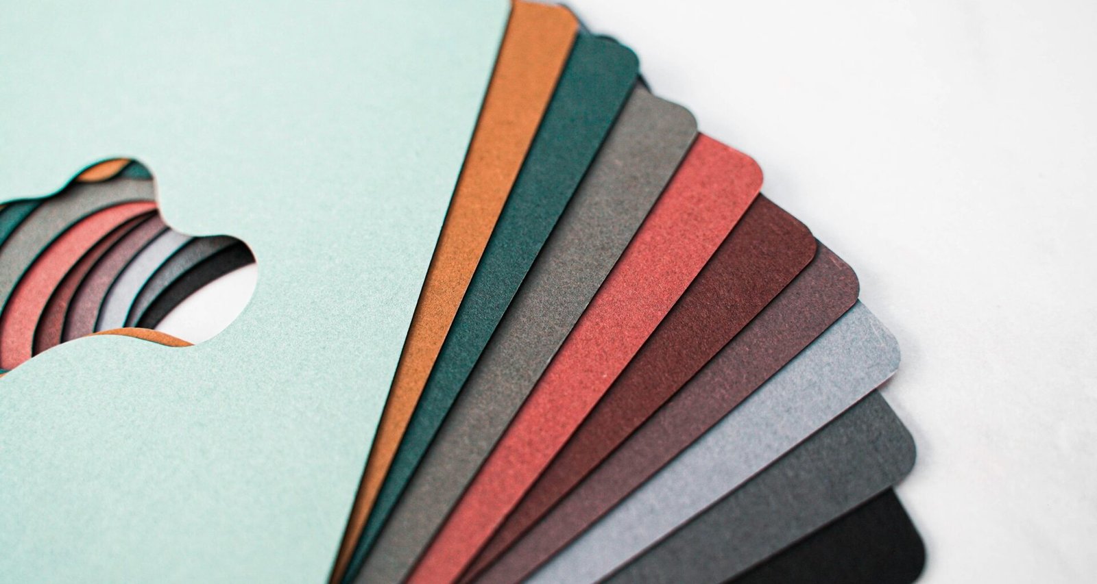 Nahaufnahme des Apple Logos auf einem weißen Blatt Papier, Symbol für Technologie und Design