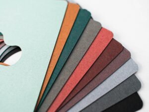 Nahaufnahme des Apple Logos auf einem weißen Blatt Papier, Symbol für Technologie und Design