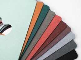 Nahaufnahme des Apple Logos auf Papier als Symbol für Technologie und Markenidentität.