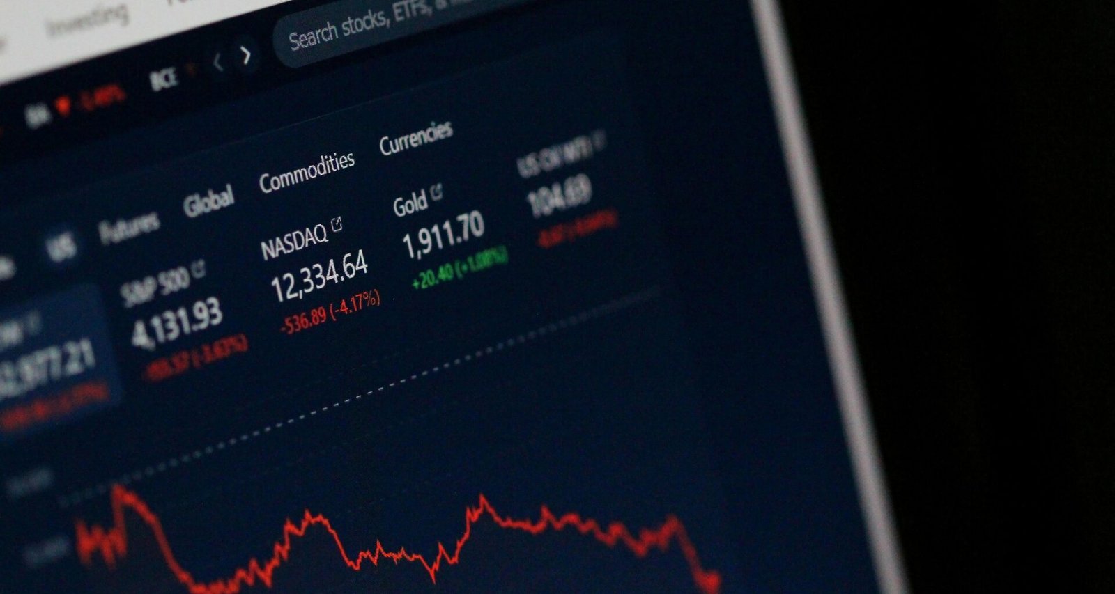 Nahaufnahme eines hochauflösenden Bildschirms mit sichtbaren Pixeln und leuchtenden Farben, fotografiert von Anne Nygård