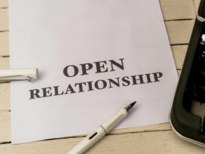 Nahaufnahme eines weißen Blattes Papier mit einem silbernen Kugelschreiber darauf, ideal für Notizen oder das Skizzieren von Ideen.