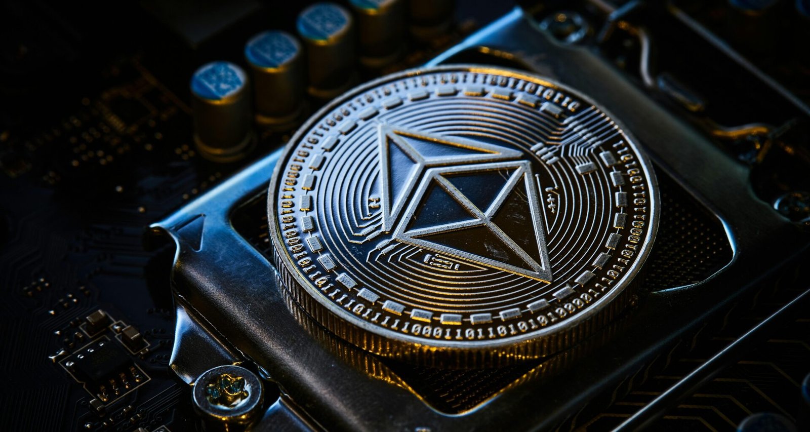 Nahaufnahme eines Computerchips mit aufgedrucktem Symbol, passend als visuelle Untermalung für Technikthemen.