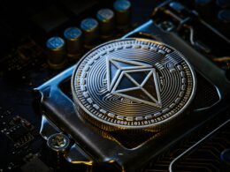 Detailansicht eines Computerchips mit markantem Symbol auf der Oberfläche, Fokus auf fortschrittliche Mikrotechnologie
