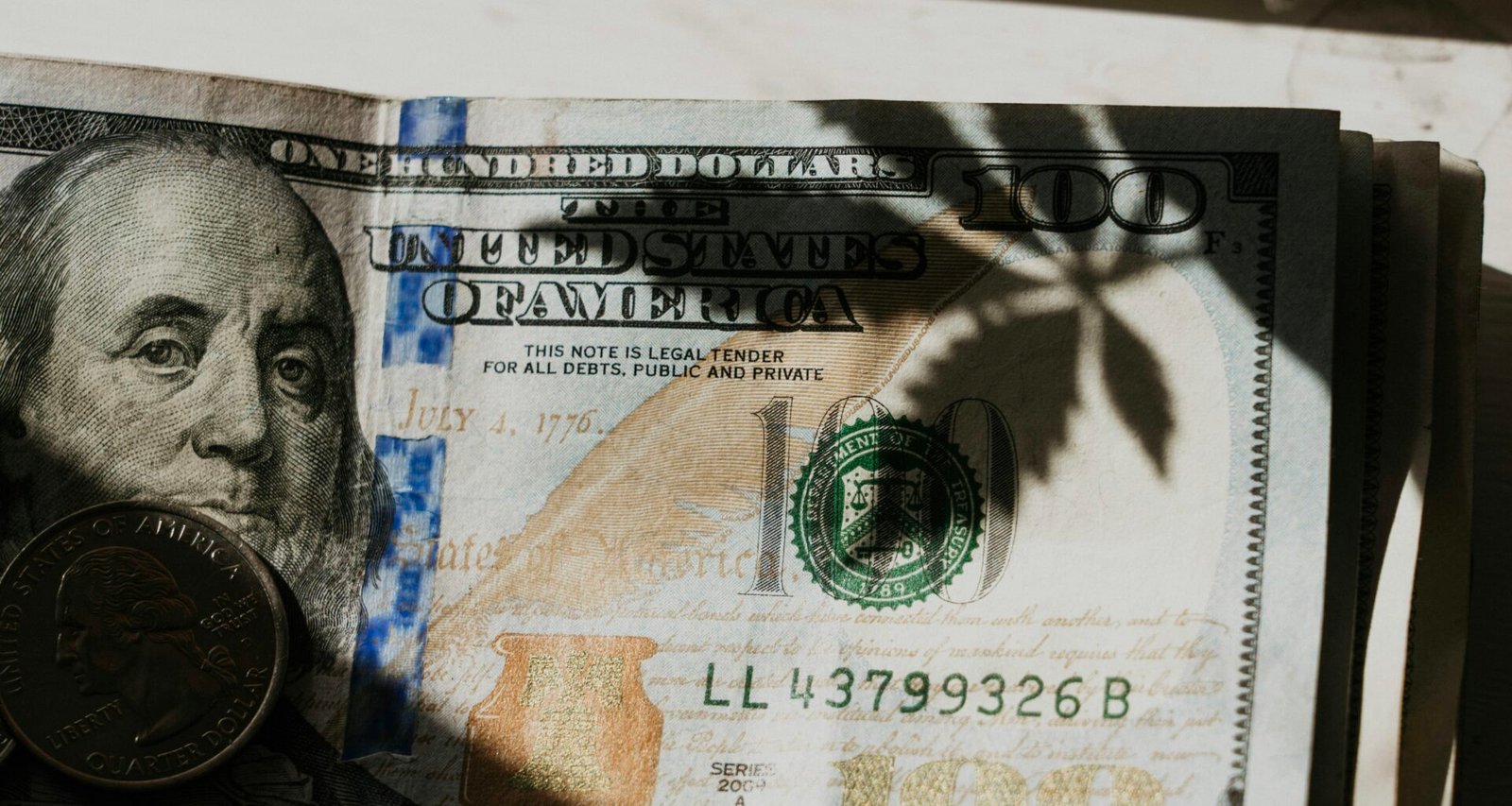 Nahaufnahme einer US-Ein-Dollar-Banknote mit Fokus auf Details und Strukturen des Geldscheins.