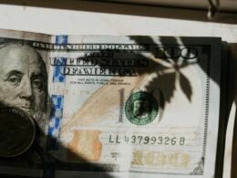 Nahaufnahme einer US-Ein-Dollar-Banknote mit Fokus auf Details und Strukturen des Geldscheins.