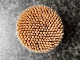 Nahaufnahme eines runden Objekts, das auf einem Tisch liegt. Klare Konturen und natürliche Lichtverhältnisse.