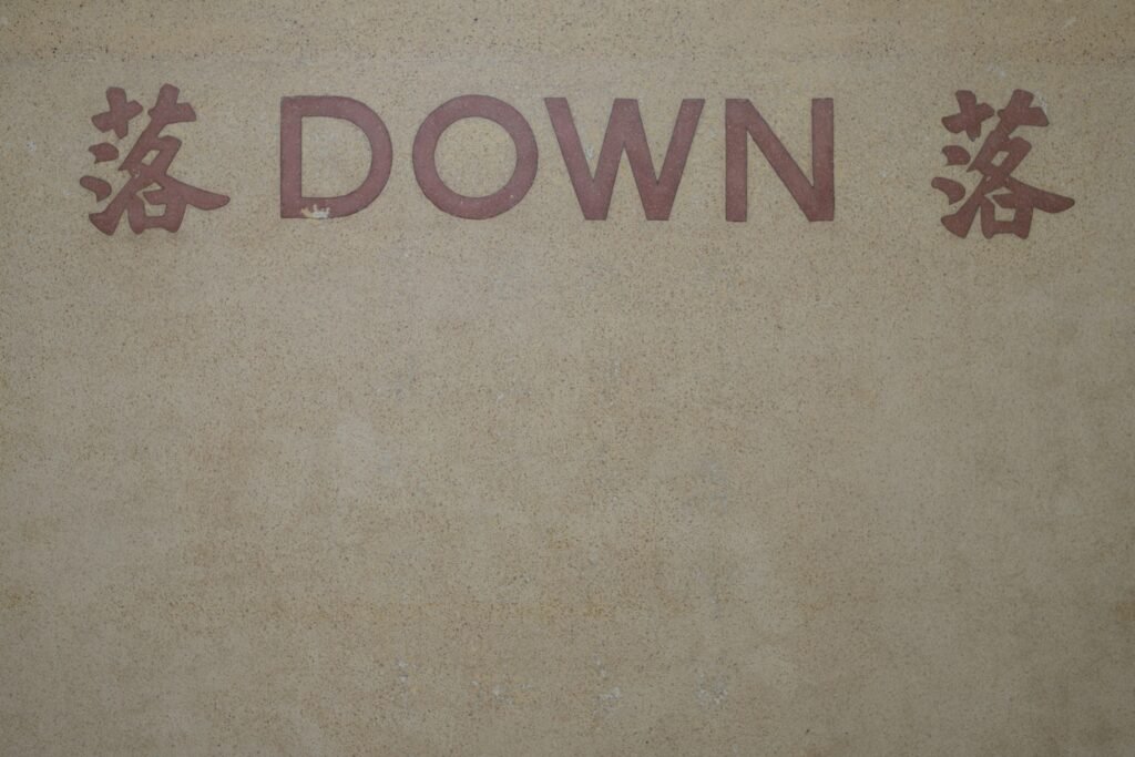 Nahaufnahme eines Schilds an der Fassade eines modernen Gebäudes, fotografiert von Chromatograph.