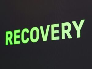 Nahaufnahme eines Schilds mit der Aufschrift Recovery, als Symbol für Erholung und Neustart