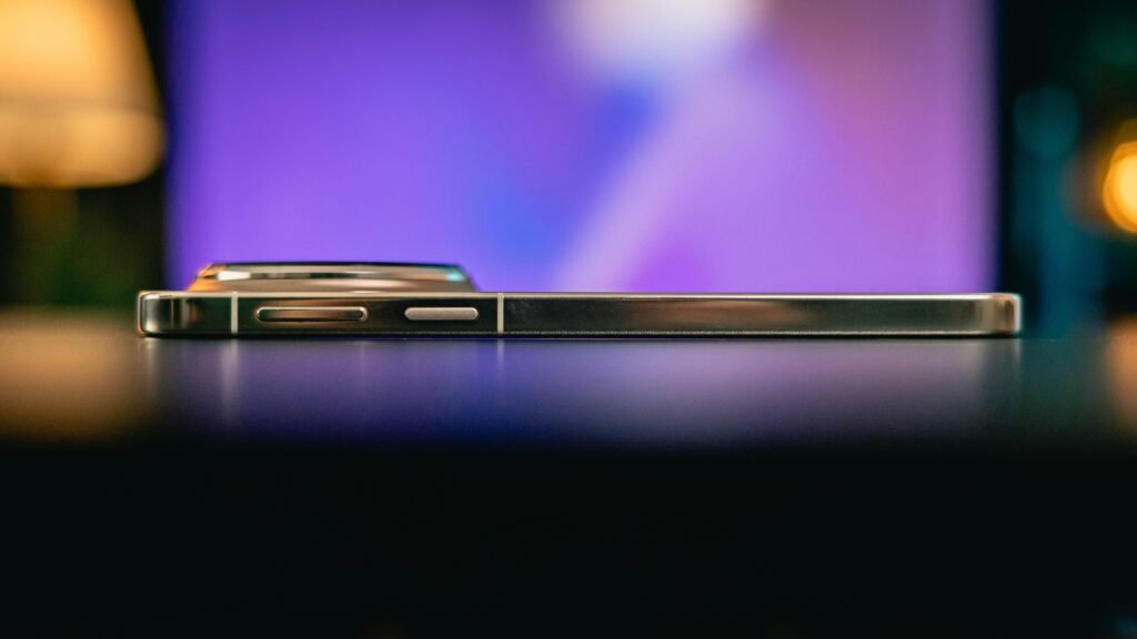 Seitenansicht eines Smartphones im Nahaufnahme-Stil, auf einer dunklen, glatten Oberfläche platziert