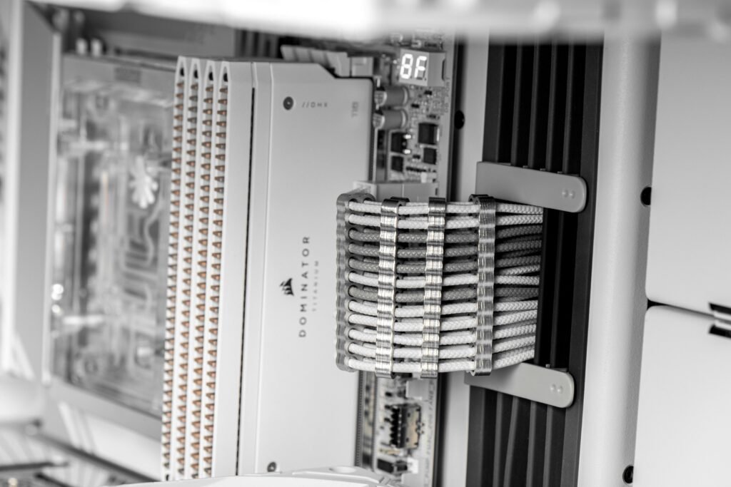 Close-up von Komponenten in einem Computer-Serverrack in einem Rechenzentrum mit Kabeln und Hardware