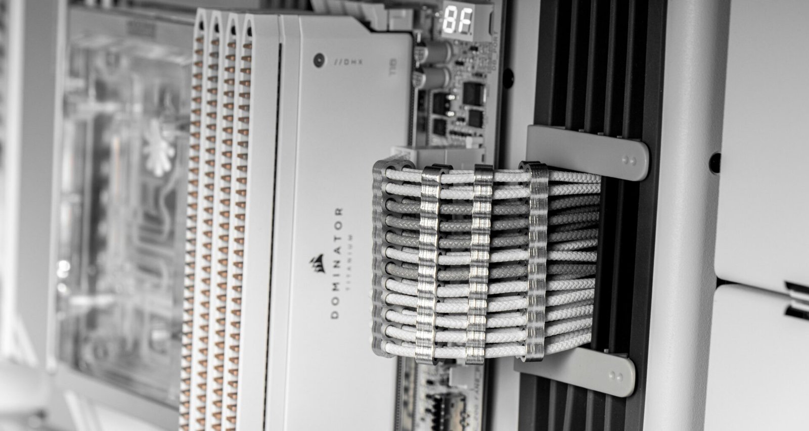 Close-up von Komponenten in einem Computer-Serverrack in einem Rechenzentrum mit Kabeln und Hardware