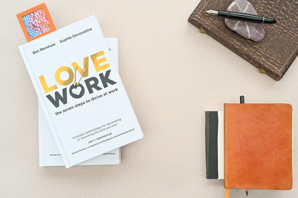 Notizblock, Stift und Notizbuch liegen ordentlich auf einem Tisch, bereit für Planung und Notizen im Arbeitsumfeld.