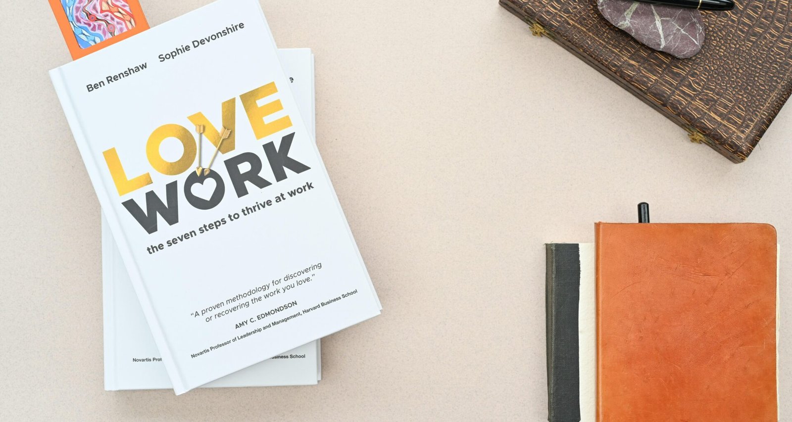 Notizblock, Stift und Notizbuch liegen ordentlich auf einem Tisch, bereit für Planung und Notizen im Arbeitsumfeld.