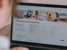 Person sitzt vor einem Laptop und betrachtet eine geöffnete Webseite, stellvertretend für Online-Marketing und Webanalyse