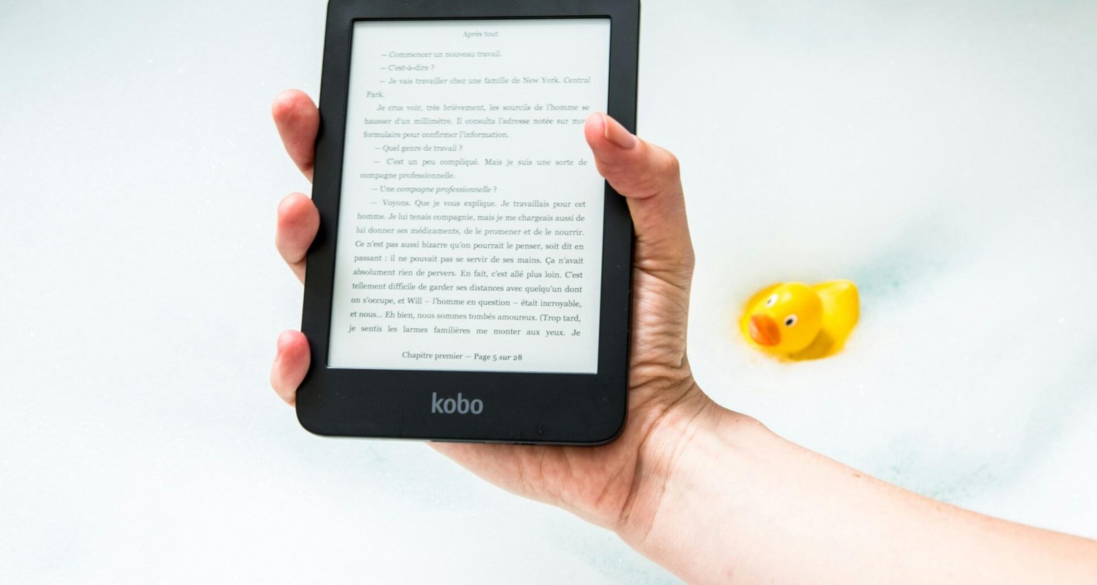 Person hält einen eingeschalteten Amazon Kindle E-Reader in der Hand, geeignet zur Veranschaulichung digitaler Leselösungen