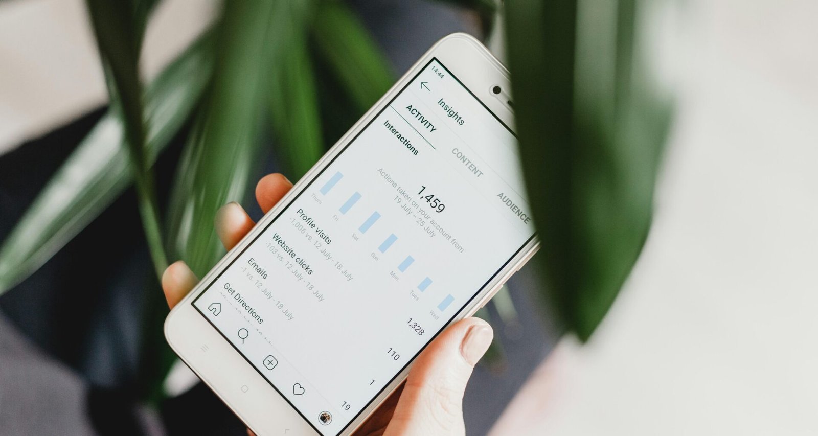 Eine Person hält ein Android-Smartphone in der Hand und nutzt es zur Bedienung oder zum Surfen im Alltag.