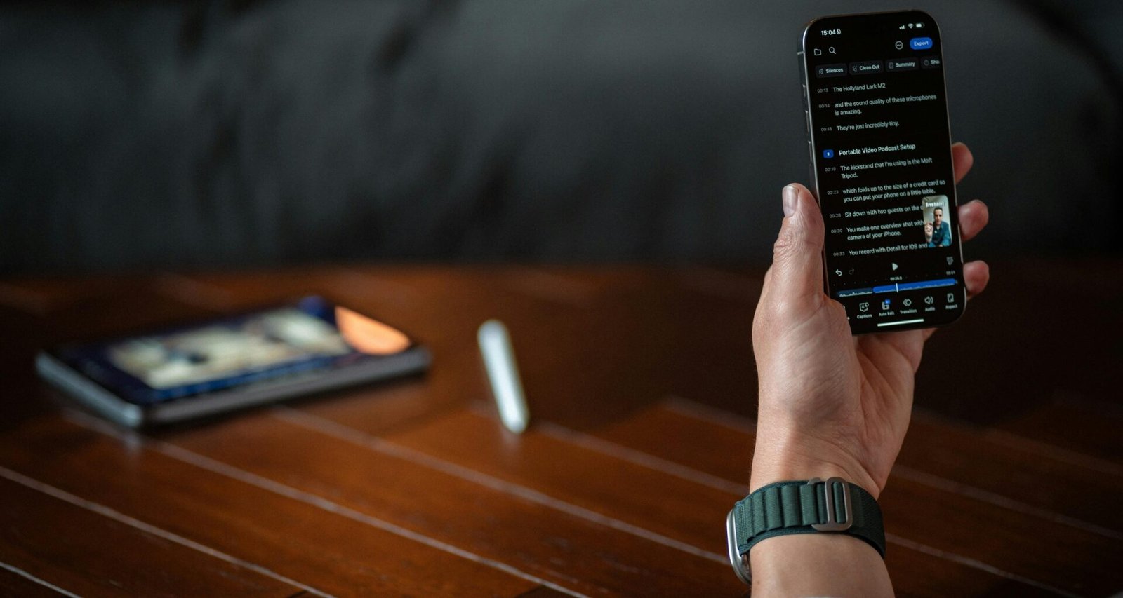 Eine Person hält ein Smartphone mit ausgeschaltetem oder dunklem Bildschirm in der Hand, Fokus auf moderne mobile Technologien.