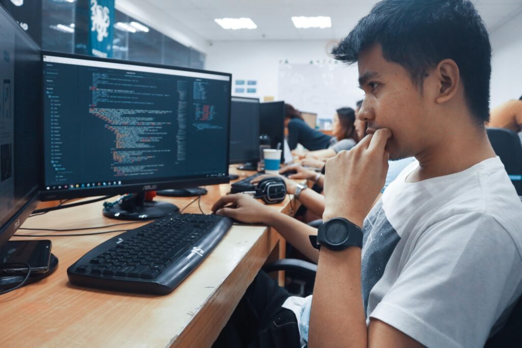 Eine Person hält eine Computermaus in einem Raum mit neutraler Einrichtung, geeignet für Themen zu Technologie oder Arbeitsumfeldern.