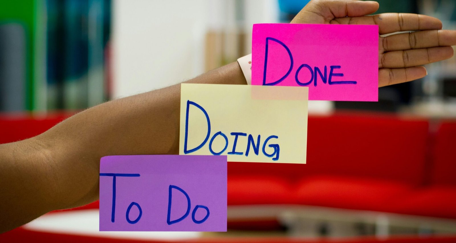 Eine Person hält eine violett-pinke Box in den Händen, als Beispiel für modernes Verpackungsdesign