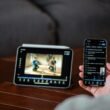 Person schaut sich ein Video gleichzeitig auf einem Tablet und einem Smartphone an