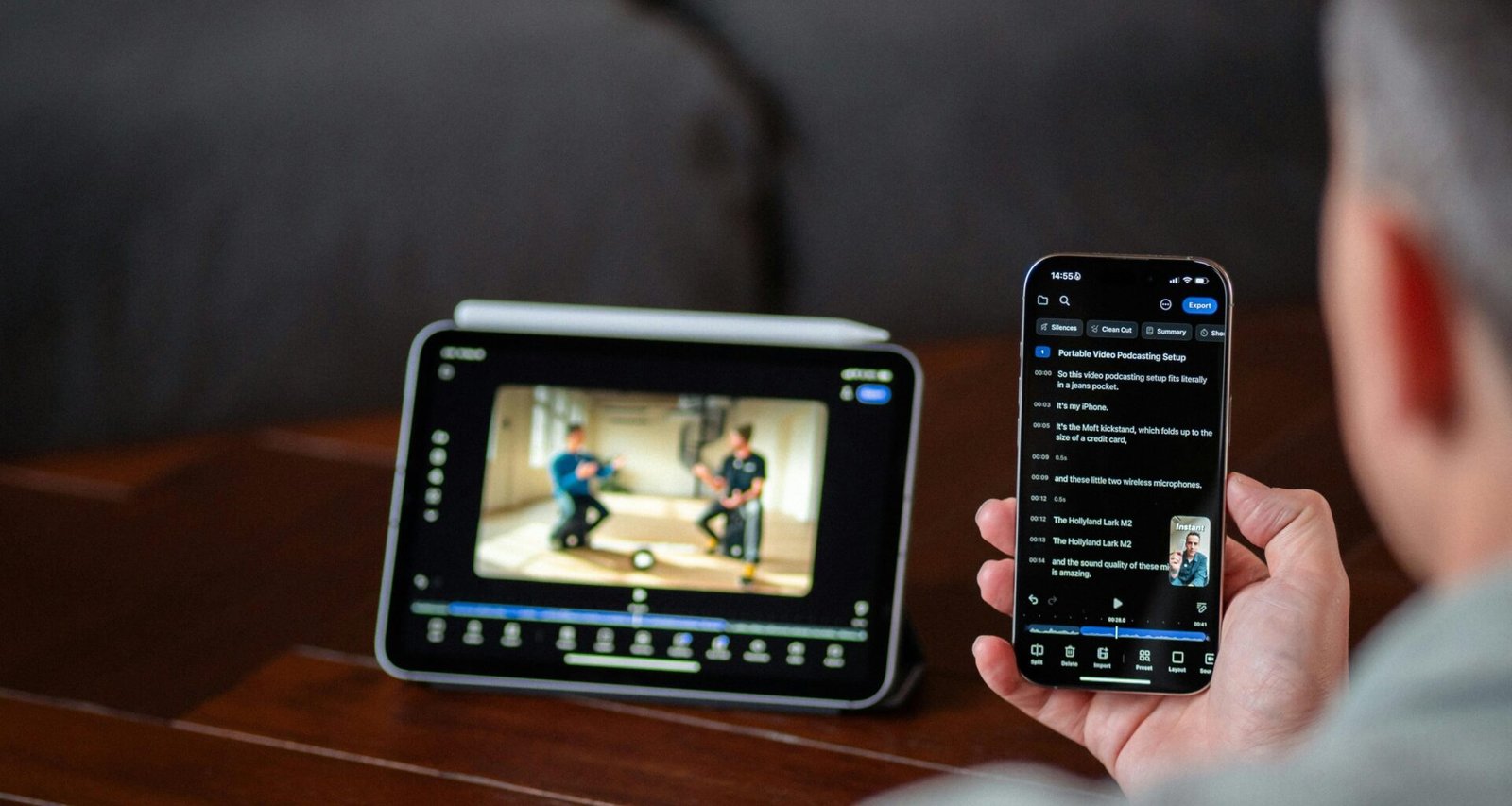 Person schaut sich ein Video gleichzeitig auf einem Tablet und einem Smartphone an