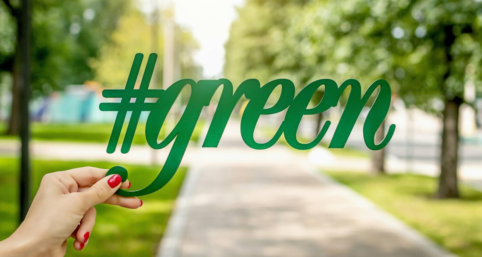 Eine Person hält eine grüne Beschilderung in den Händen, Symbol für bewusste Kommunikation und innovative Marketingansätze.