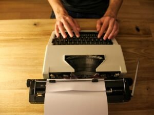 Eine Person hält weißes Druckerpapier in den Händen – Symbolbild für effizientes Dokumentenmanagement im Büroalltag.