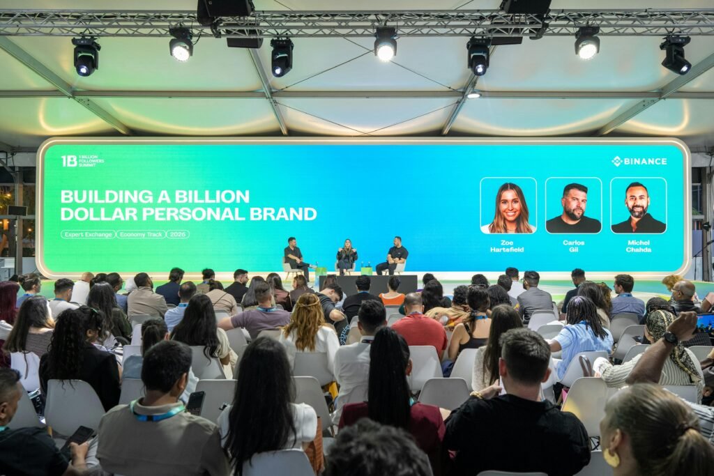 Eine Gruppe von Experten diskutiert auf einem Panel über den Aufbau einer milliardenschweren Personal Brand auf einer Bühne