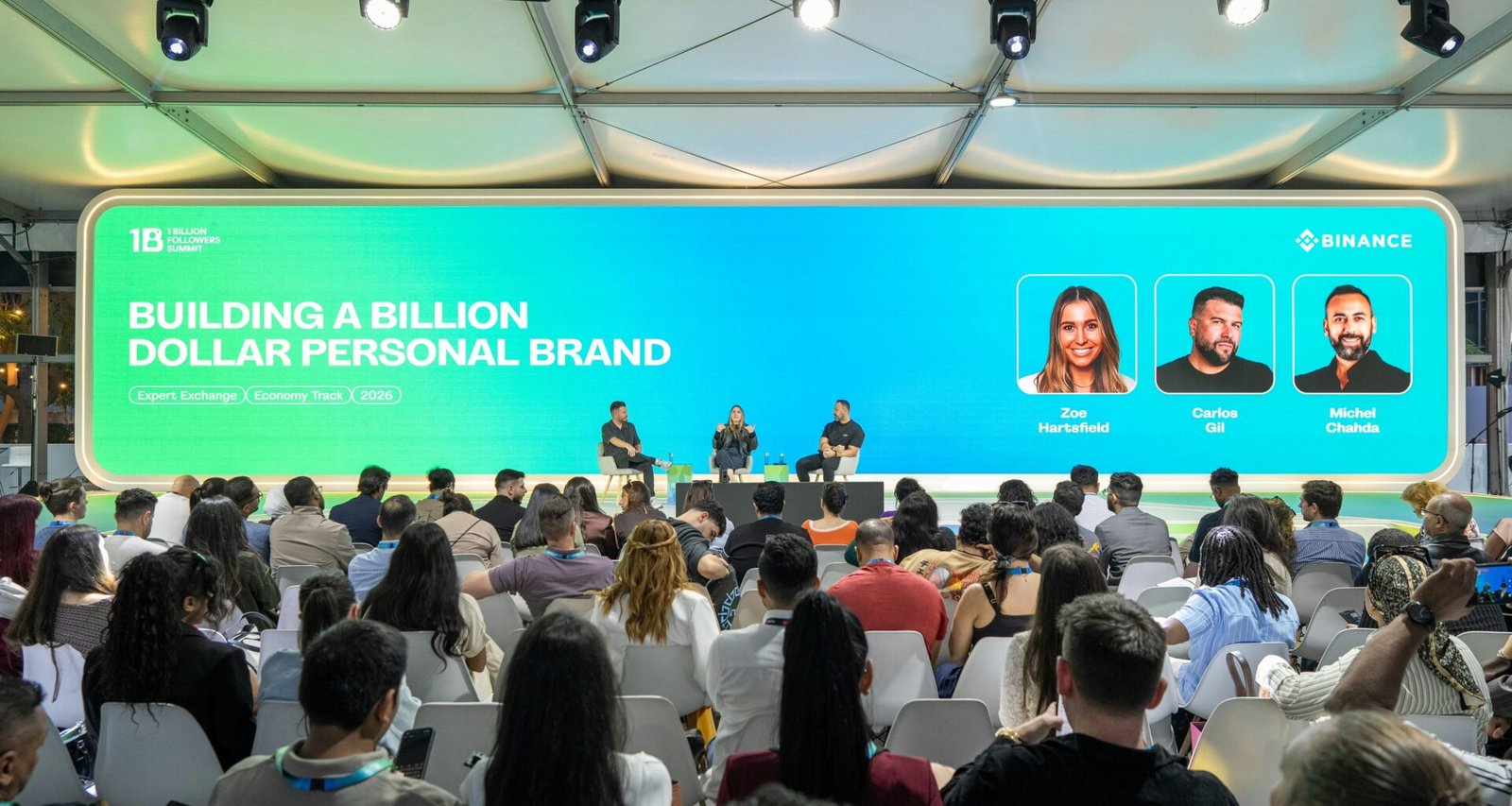 Eine Gruppe von Experten diskutiert auf einem Panel über den Aufbau einer milliardenschweren Personal Brand auf einer Bühne