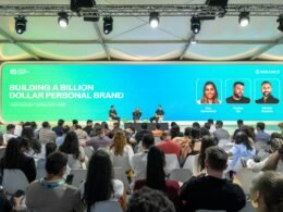 Eine Gruppe von Experten diskutiert auf einem Panel über den Aufbau einer milliardenschweren Personal Brand auf einer Bühne