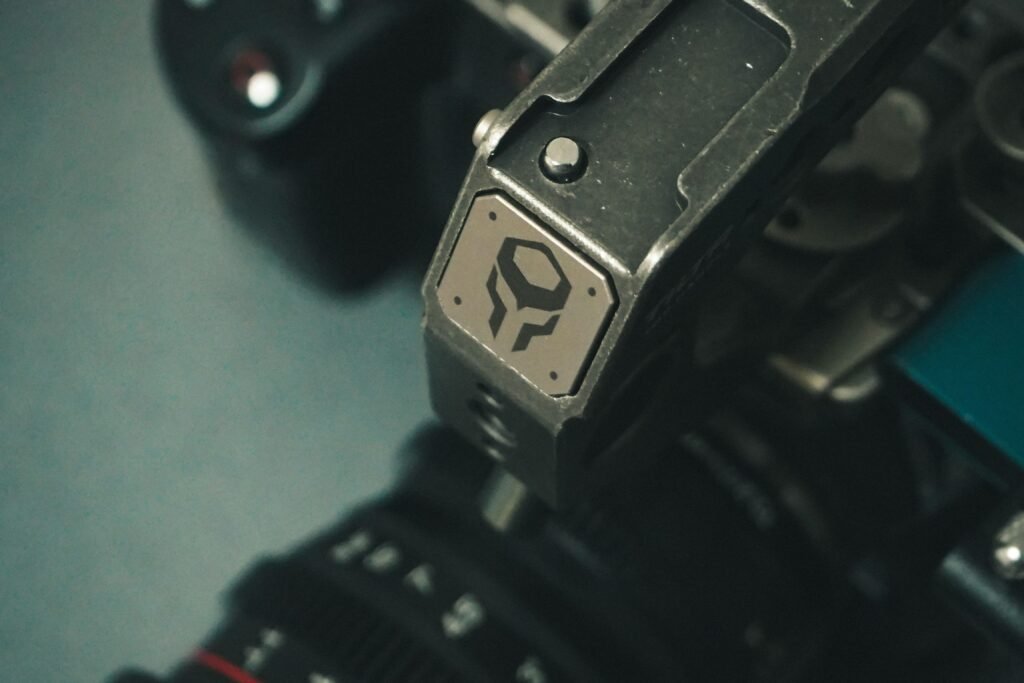 Nahaufnahme einer schwarzen und silbernen quadratischen Armbanduhr mit klaren Designdetails auf hellem Hintergrund