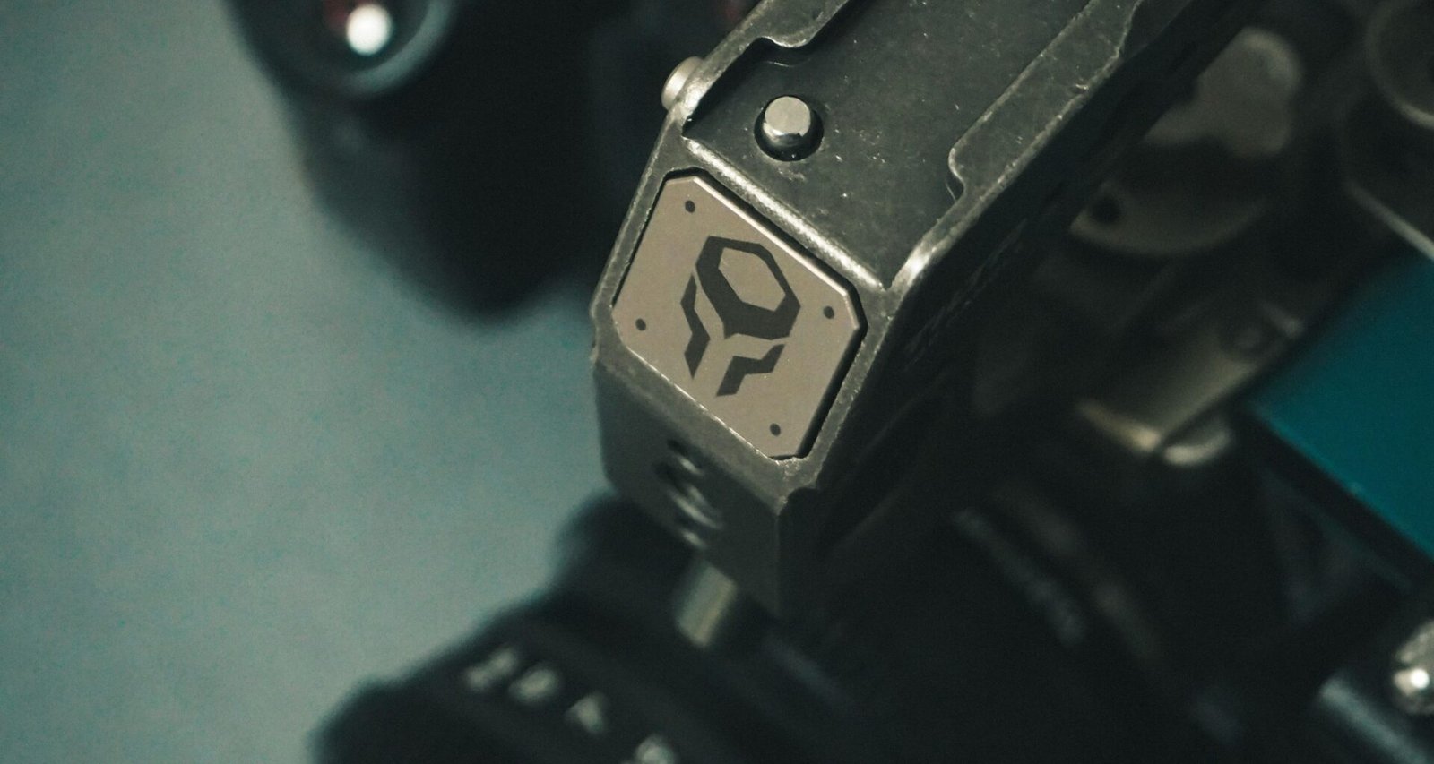 Nahaufnahme einer schwarzen und silbernen quadratischen Armbanduhr mit klaren Designdetails auf hellem Hintergrund