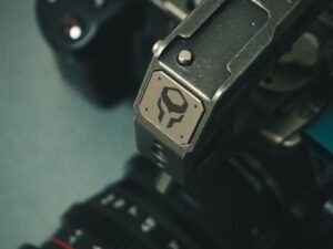 Nahaufnahme einer schwarzen und silbernen quadratischen Armbanduhr mit klaren Designdetails auf hellem Hintergrund