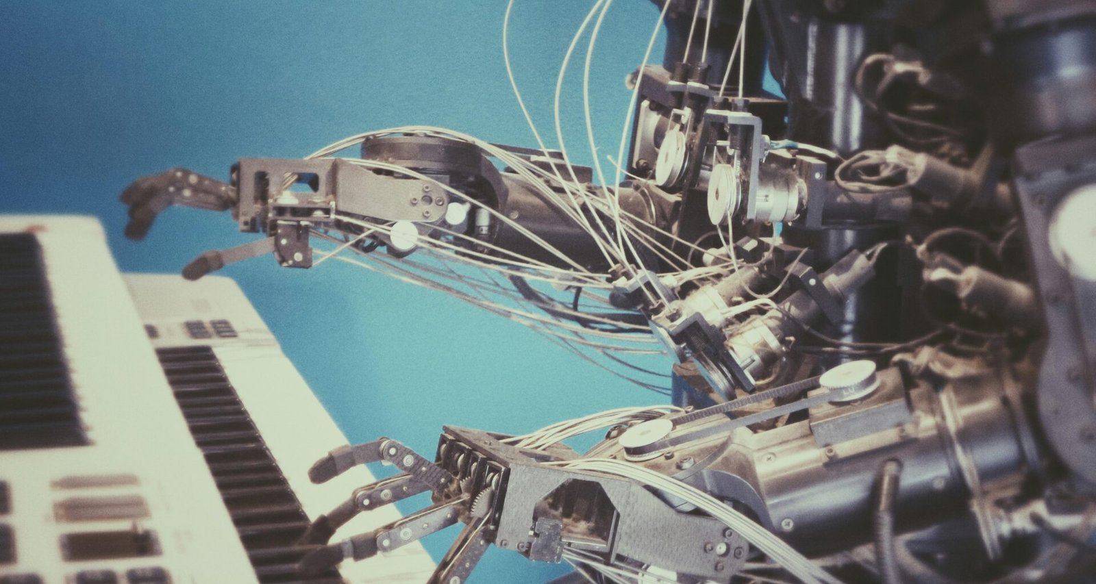 Ein Roboter sitzt vor einem Klavier und spielt Tasten, moderne Technologie im musikalischen Einsatz