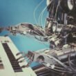Ein Roboter sitzt an einem Klavier und spielt Musik. Die Aufnahme demonstriert den Einsatz von Technik in der Musik.