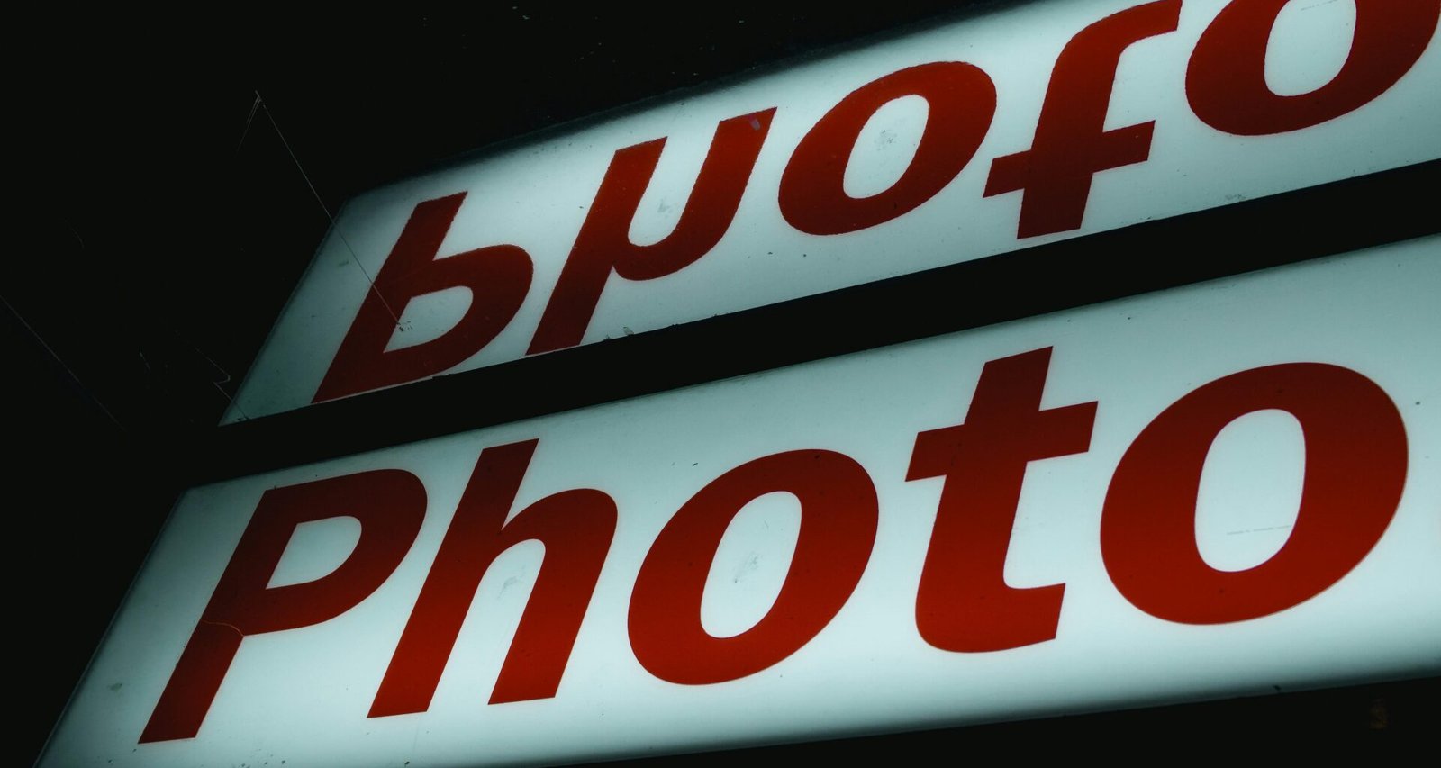 Rotes und weißes Foto-Schild mit klarer Aufschrift, gut sichtbar in städtischer Umgebung angebracht