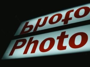 Rotes und weißes Foto-Schild mit klarer Aufschrift, gut sichtbar in städtischer Umgebung angebracht