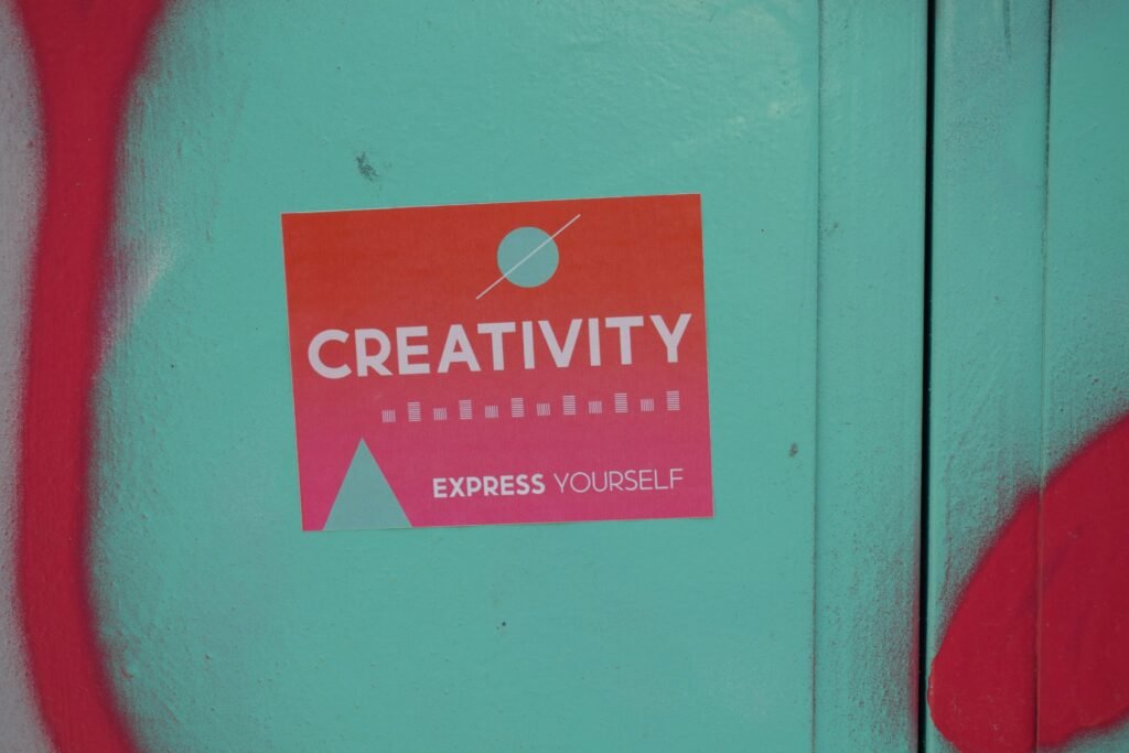 Rotes und weißes Nichtraucher-Schild mit durchgestrachter Zigarette als Symbol für das Rauchverbot in öffentlichen Zonen