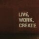 Rote Backsteinwand mit weißem Graffiti-Zitat live, work, create. als Inspiration für Arbeits- und Kreativräume.
