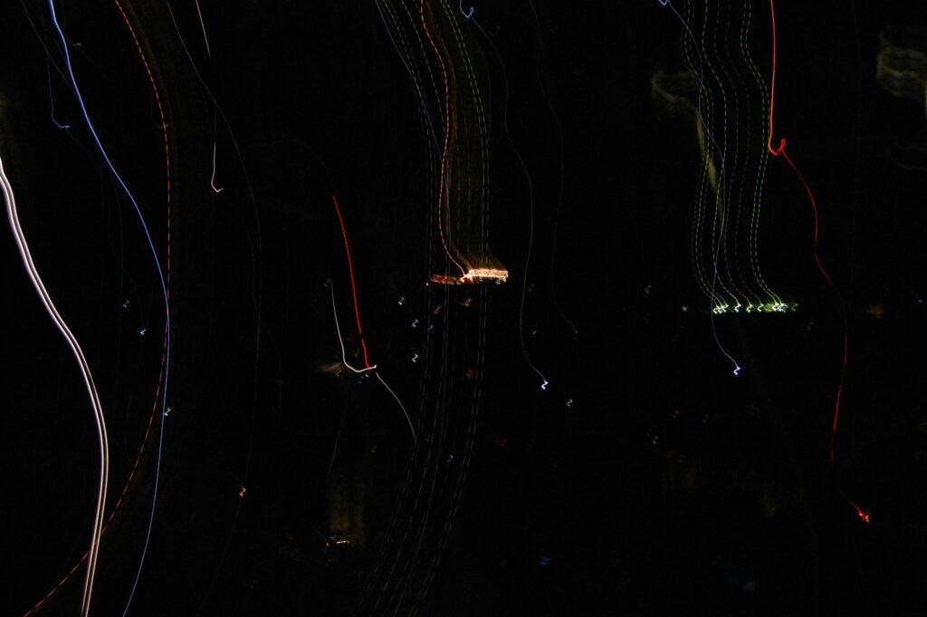 Rote und blaue Lichtstreifen auf dunklem Hintergrund, symbolisieren modernste Technologie und digitale Dynamik.