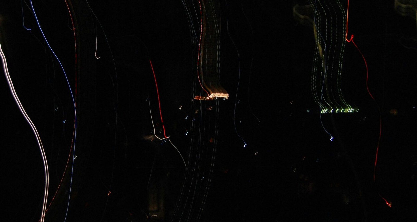 Rote und blaue Lichtstreifen auf dunklem Hintergrund, symbolisieren modernste Technologie und digitale Dynamik.